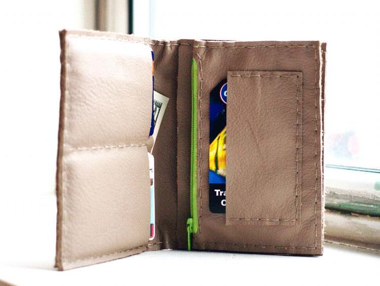 Leather wallet with expanding coin pocket